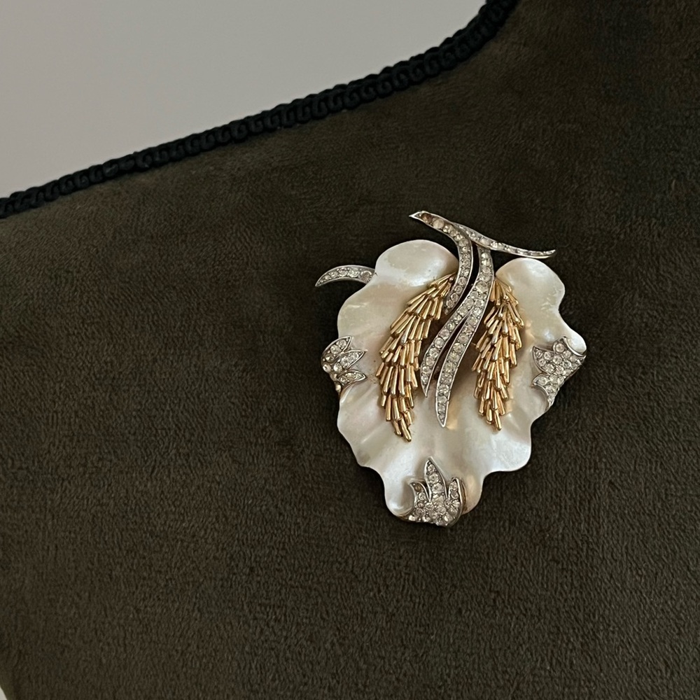 Vintage Trifari Crown 50s Under The Sea Coral Reef Mother of Pearl Gold Brooch - Picture 4 of 14